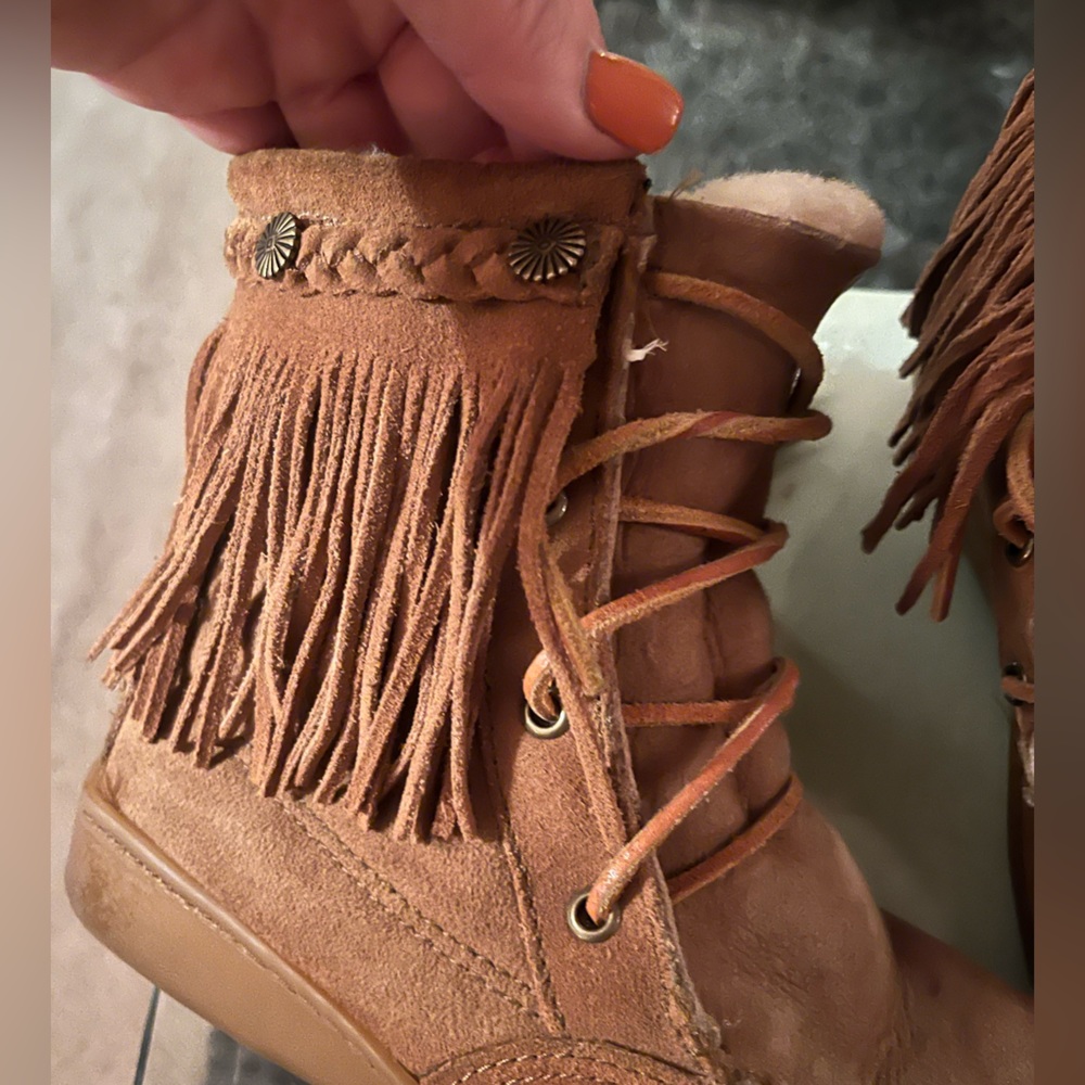 Minnetonka - Camel fringe Ankle Boots - inside lined w/ fur. Size 7 - Picture 6 of 7